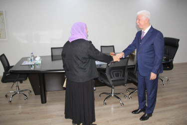 Rafiq Cəlilov Cəlilabad ədəbi mühitinin ağbirçəyi, rayonunun ilk xanım jurnalisti olan şair, yazıçı-publisist  Solmaz Məmmədovanı qəbul etmişdir