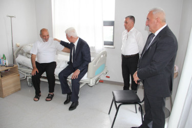 Rafiq Cəlilov rayon mərkəzi xəstəxanasında şəhid valideynlərini ziyarət edib