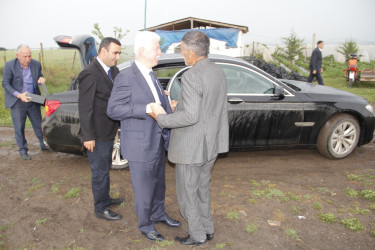 Rafiq Cəlilov şəhid valideynlərinin əkdiyi çiyələk sahələrində olub