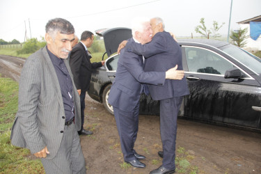 Rafiq Cəlilov şəhid valideynlərinin əkdiyi çiyələk sahələrində olub