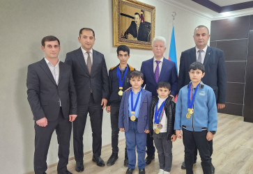 Cəlilabad Rayon İcra Hakimiyyətinin başçısı Rafiq Cəlilov son yarışlarda yüksək nailiyyət qazanmış şahmatçıları qəbul edib