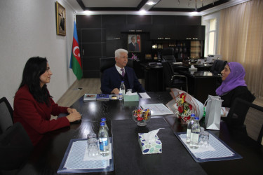 Rafiq Cəlilov Cəlilabad ədəbi mühitinin ağbirçəyi, rayonunun ilk xanım jurnalisti olan şair, yazıçı-publisist  Solmaz Məmmədovanı qəbul etmişdir