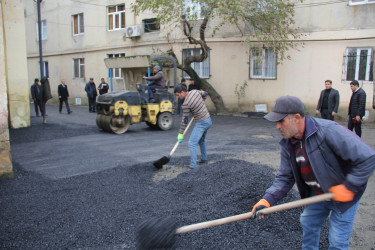 Göytəpə şəhərində çoxmənzilli yaşayış binasının həyətinə asfalt örtüyü vurulub