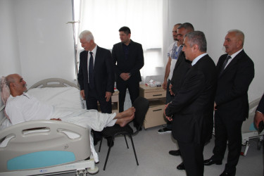 Rafiq Cəlilov rayon mərkəzi xəstəxanasında şəhid valideynlərini ziyarət edib