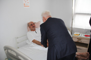 Rafiq Cəlilov rayon mərkəzi xəstəxanasında şəhid valideynlərini ziyarət edib